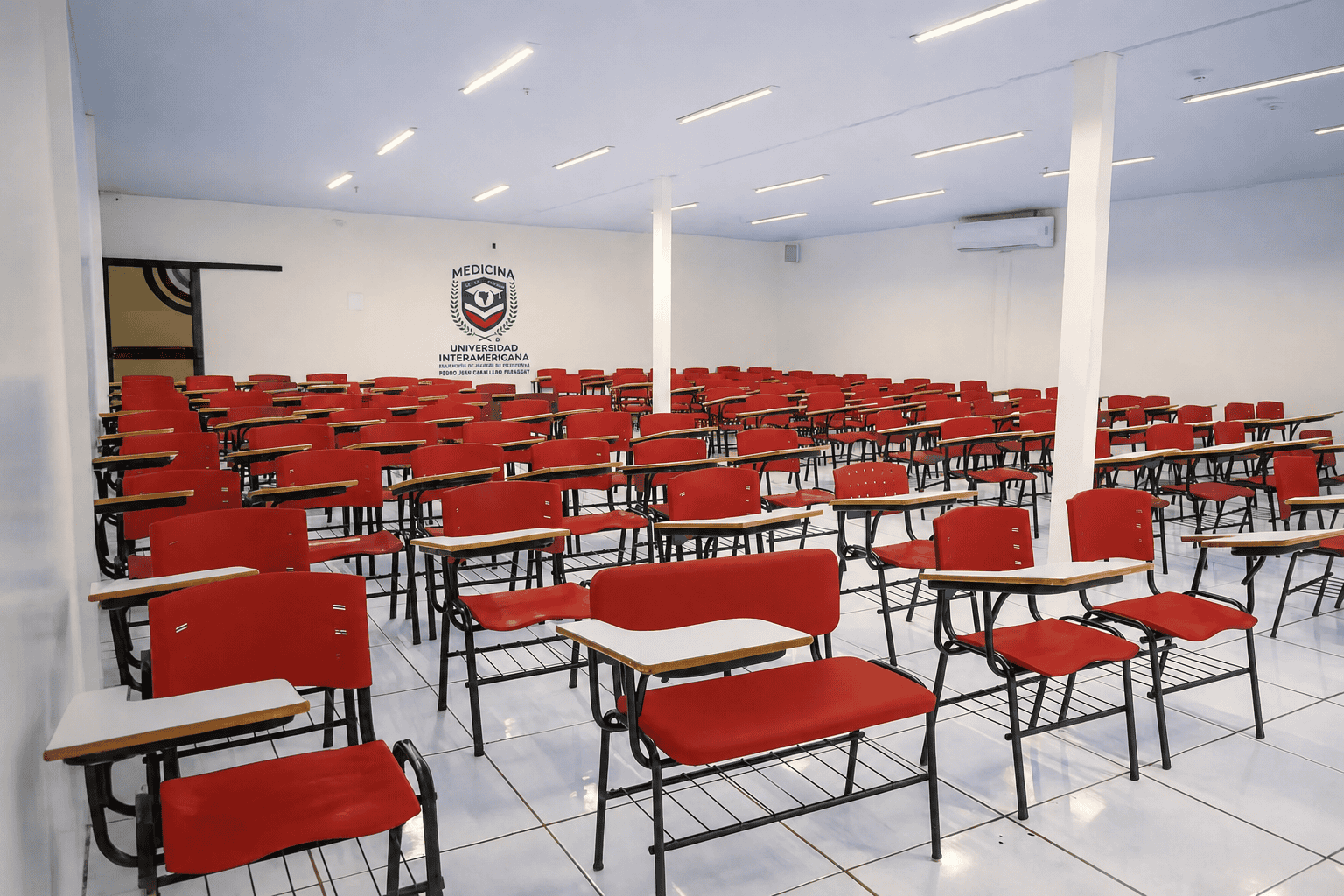 Sala intera vermelha e logo - LIMPA
